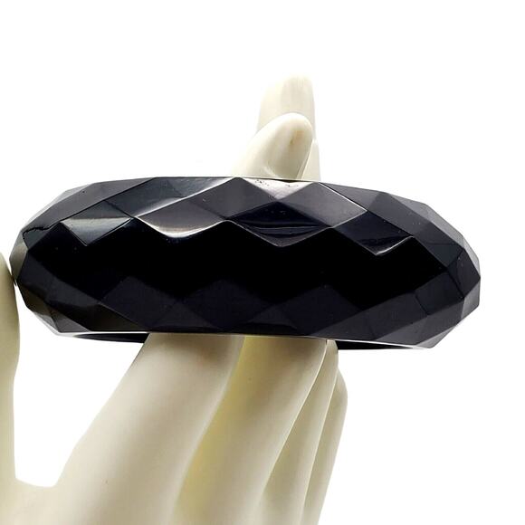 Black Faceted Acrylic Bangle Chunky Plastic Wide Glossy Bracelet Vintage 1970s - Picture 2 of 4